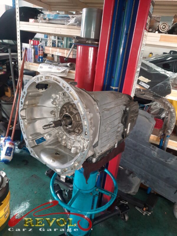 The flywheel removed and the old rear crankshaft seal exposed.