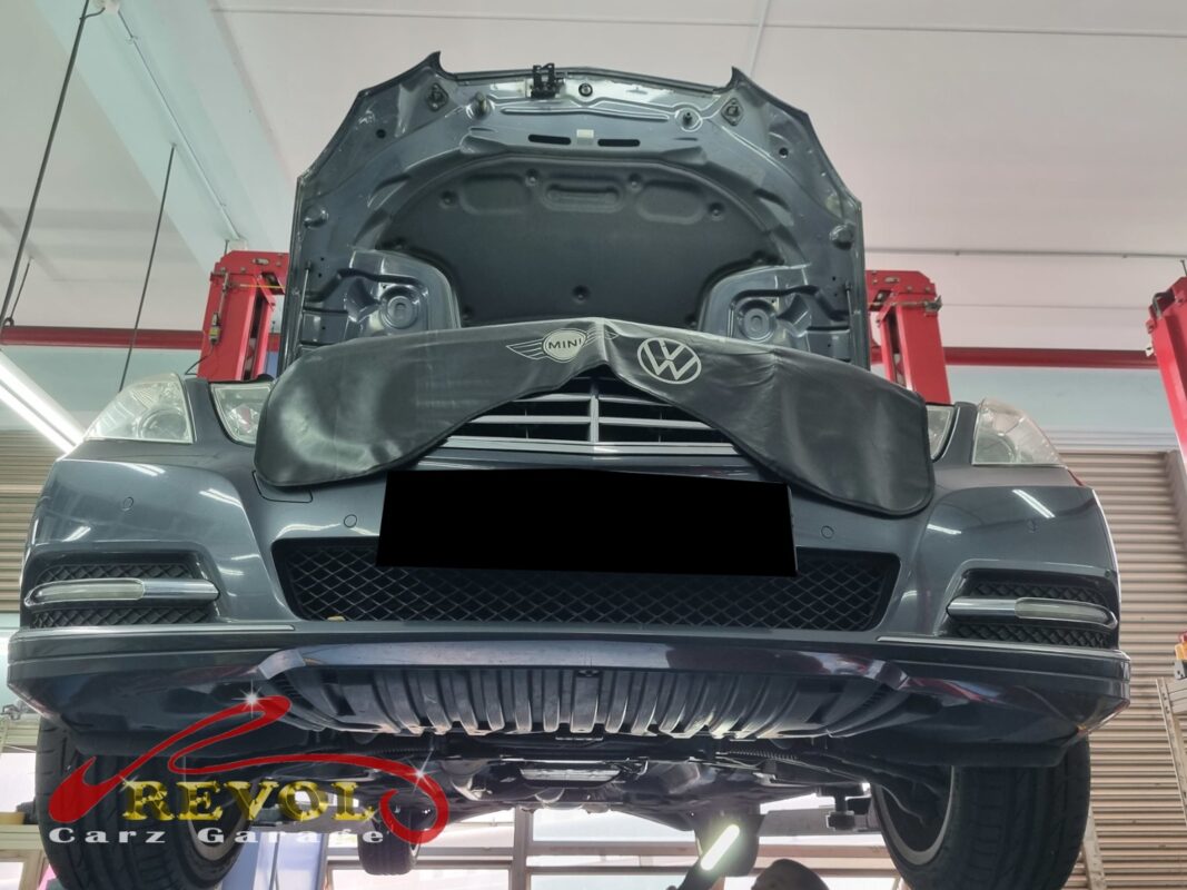 Transmission fluid traces around the pan on the Mercedes-Benz E250.