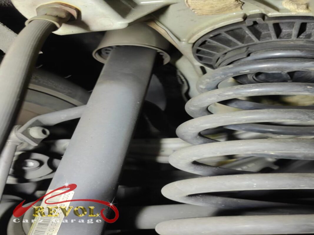 The worn shock absorbers on the Mercedes-Benz E200.