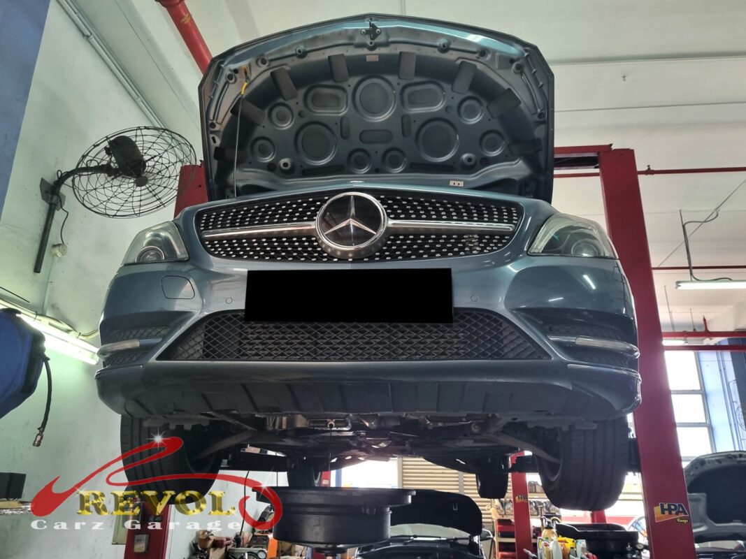 Oil traces around the valve cover on the Mercedes-Benz B200.