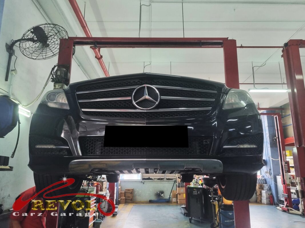 Coolant traces and wet spots on the radiator of the Mercedes-Benz R300L.
