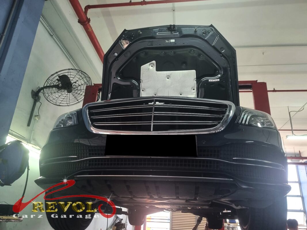 The worn front control arm bush on the Mercedes-Benz S320.
