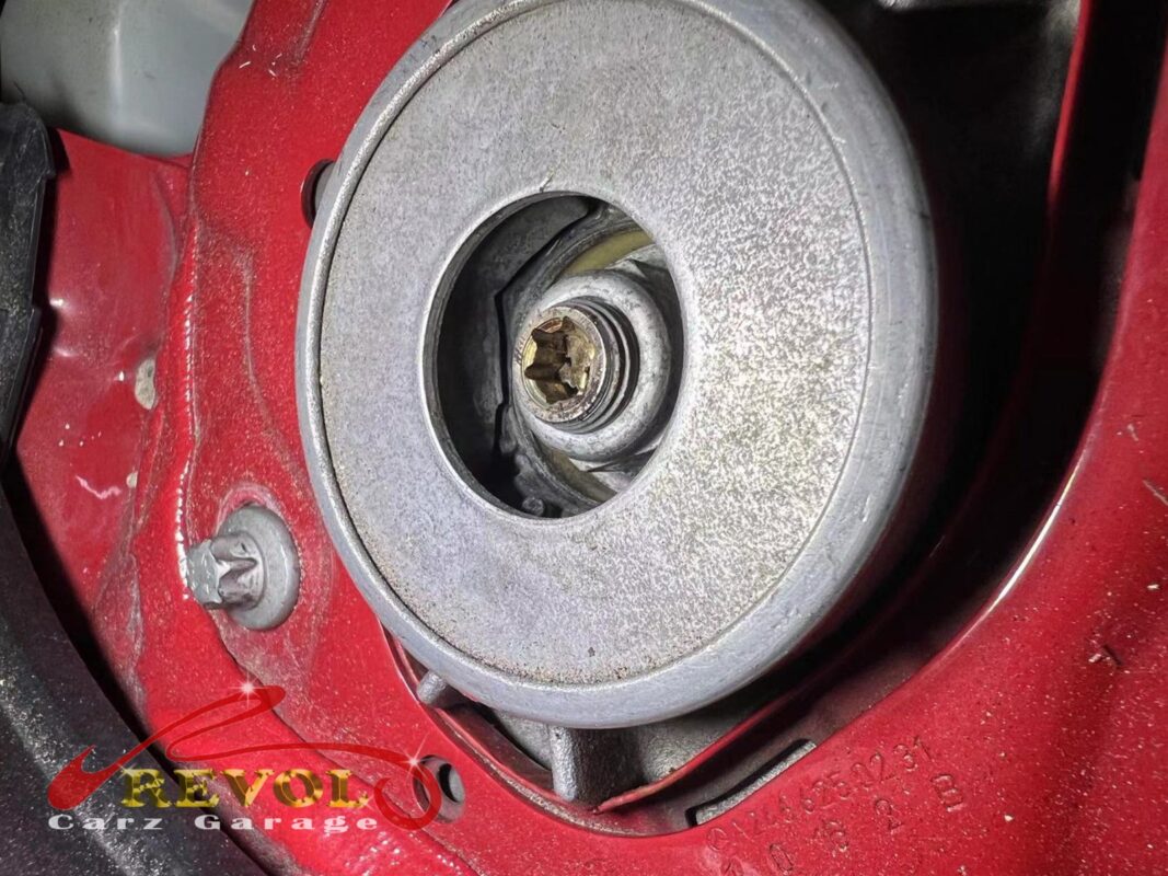 The worn front top mounting on the Mercedes-Benz CLA180.