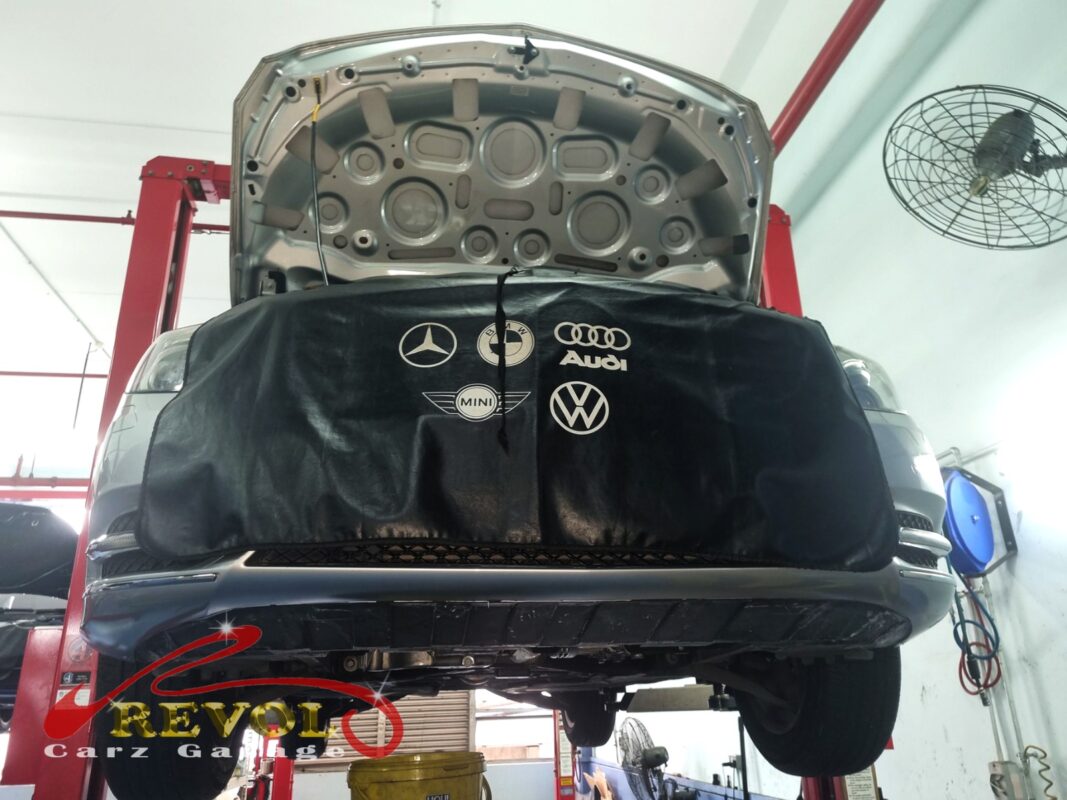 Oil traces around the sump area on the Mercedes-Benz B180.