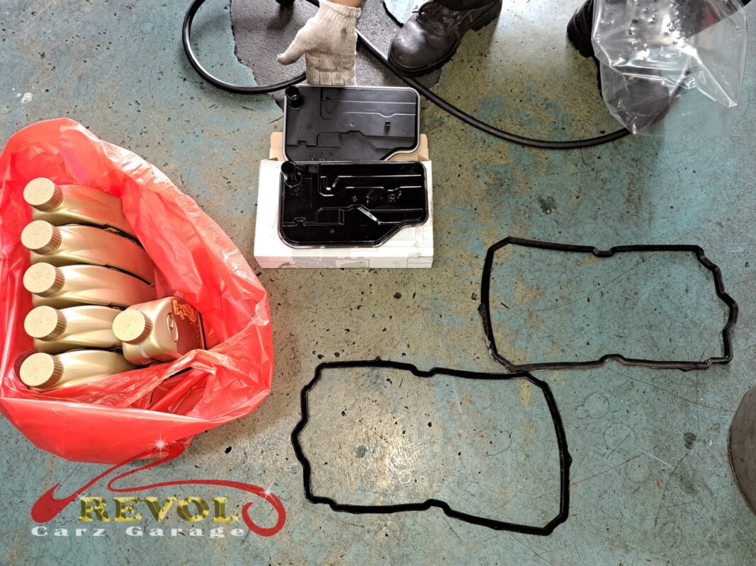 The new Mercedes-spec ATF, transmission filter and pan gasket ready to go in.