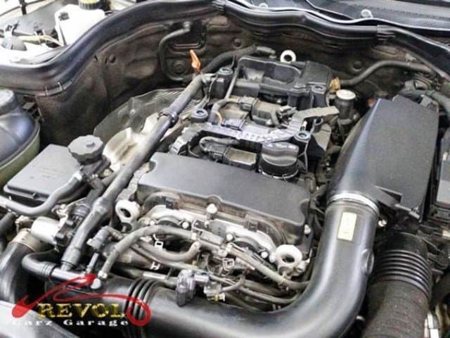 Mercedes-Benz at the workshop, in for a slow-starting engine.