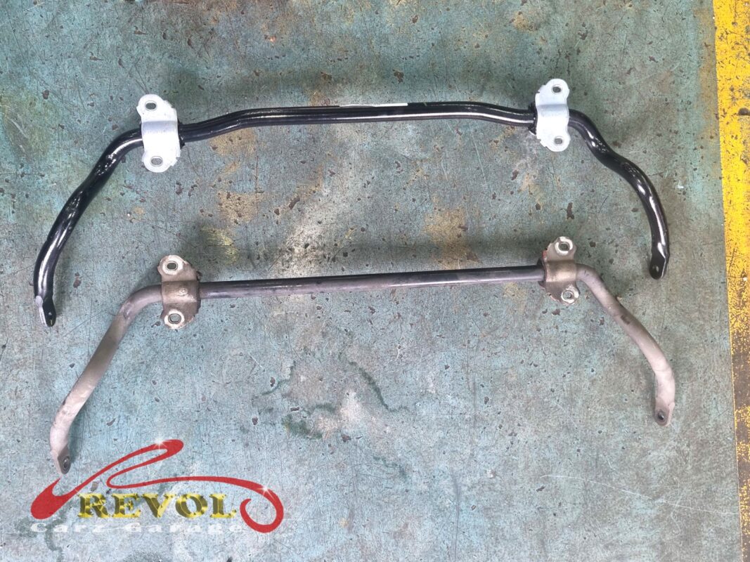 The old anti-roll bar (bottom, corroded) beside the new Mercedes-spec assembly (top) with fresh bushes fitted.
