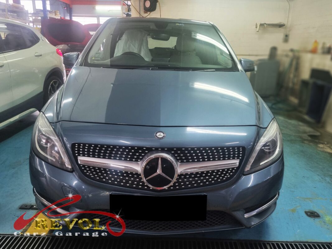 Mercedes-Benz B200 in for diagnosis of a false low-oil warning.