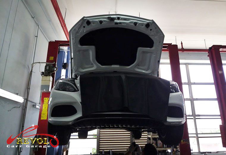 The engine oil drained on the Mercedes-Benz C180 during the major service.