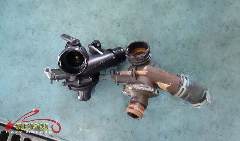 The new genuine Mercedes-spec thermostat housing and thermostat module ready to fit.