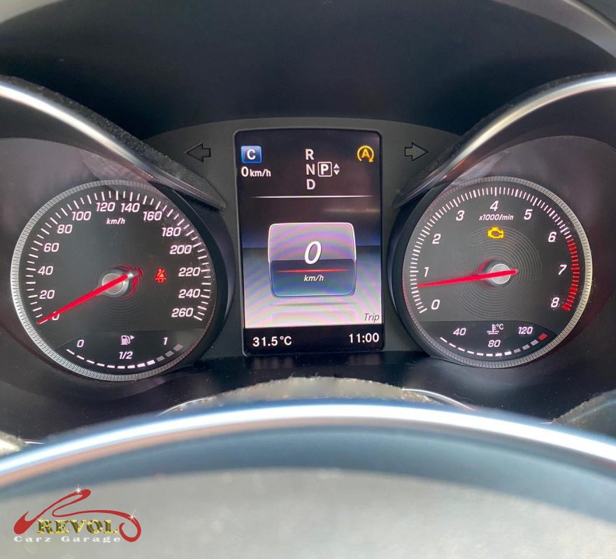 The Mercedes diagnostic system connected to the C200 reading the fault code.