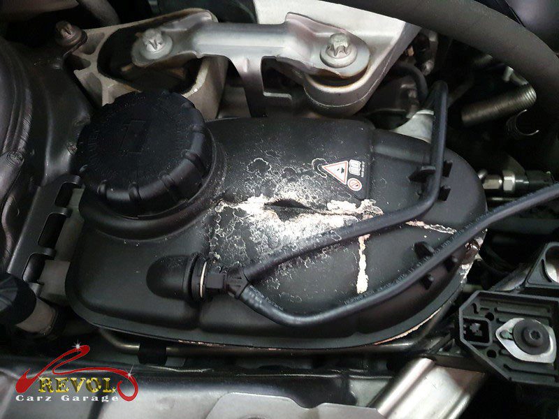 The service inspection on the Mercedes-Benz B180 spotting the coolant weep at the tank.