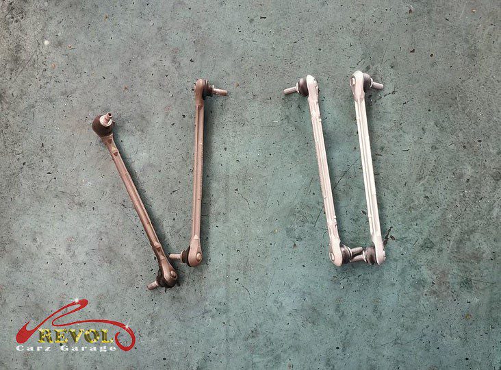 The new pair of genuine Mercedes-spec anti-roll bar links ready to fit.