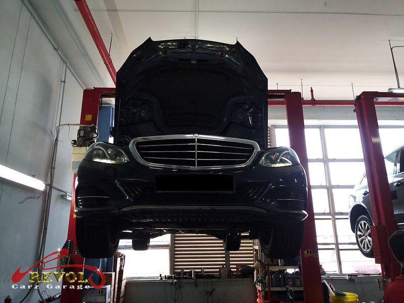 Pressure test on the Mercedes-Benz E250 cooling system finding the leak.