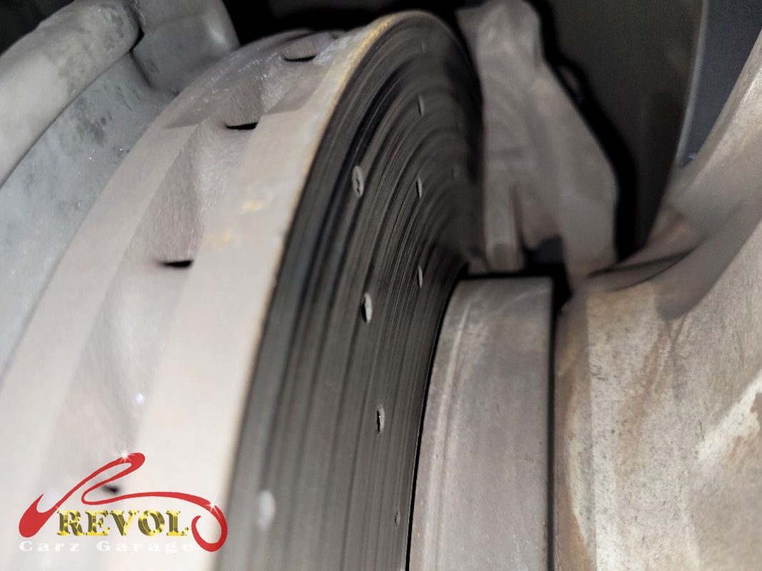 The worn front pads and scored disc on the Mercedes-Benz GLA200.