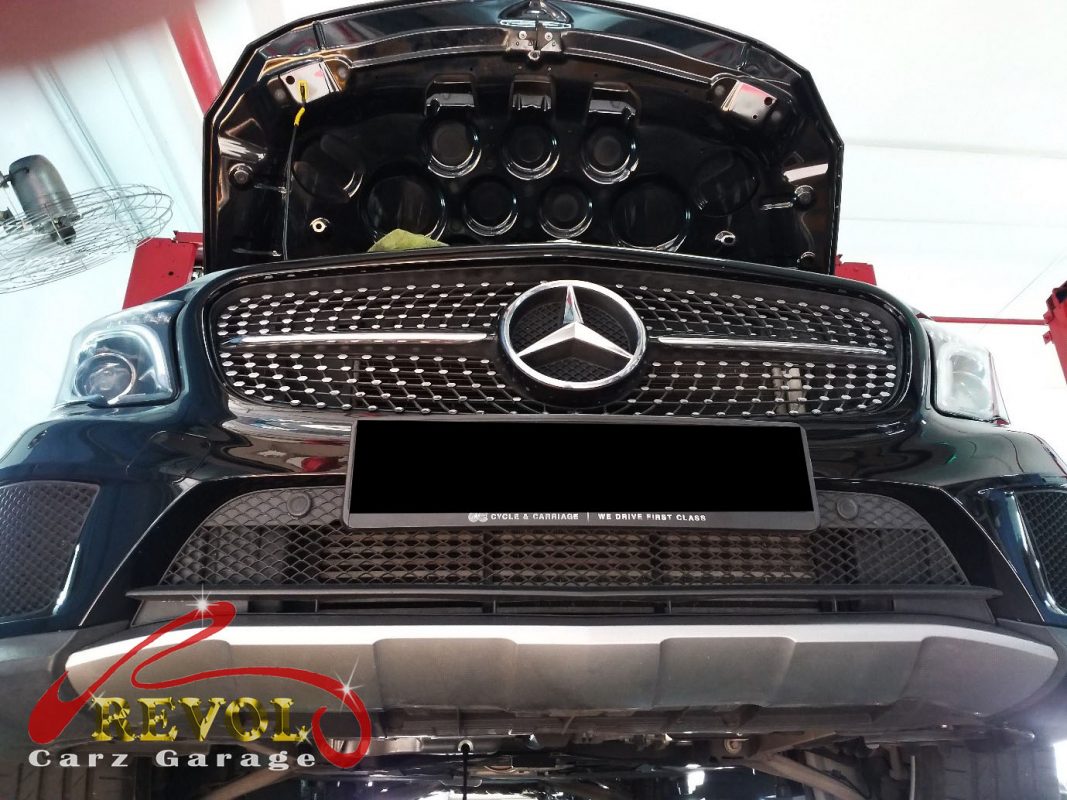The worn engine mount with cracked and sunken rubber on the Mercedes-Benz GLA200.
