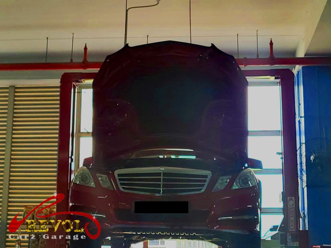 Battery and charging test on the Mercedes-Benz E250 showing the failing battery.