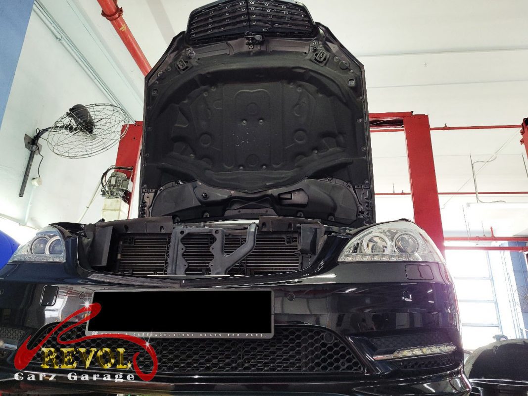 The front suspension checked on the Mercedes-Benz S350, the knock traced to the control arms and drop links.