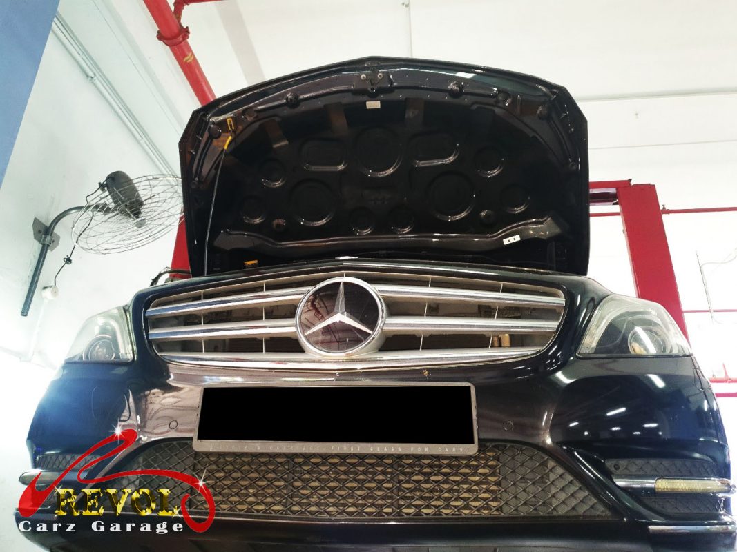 The battery and charging check on the Mercedes-Benz B200, the auxiliary battery flagged.