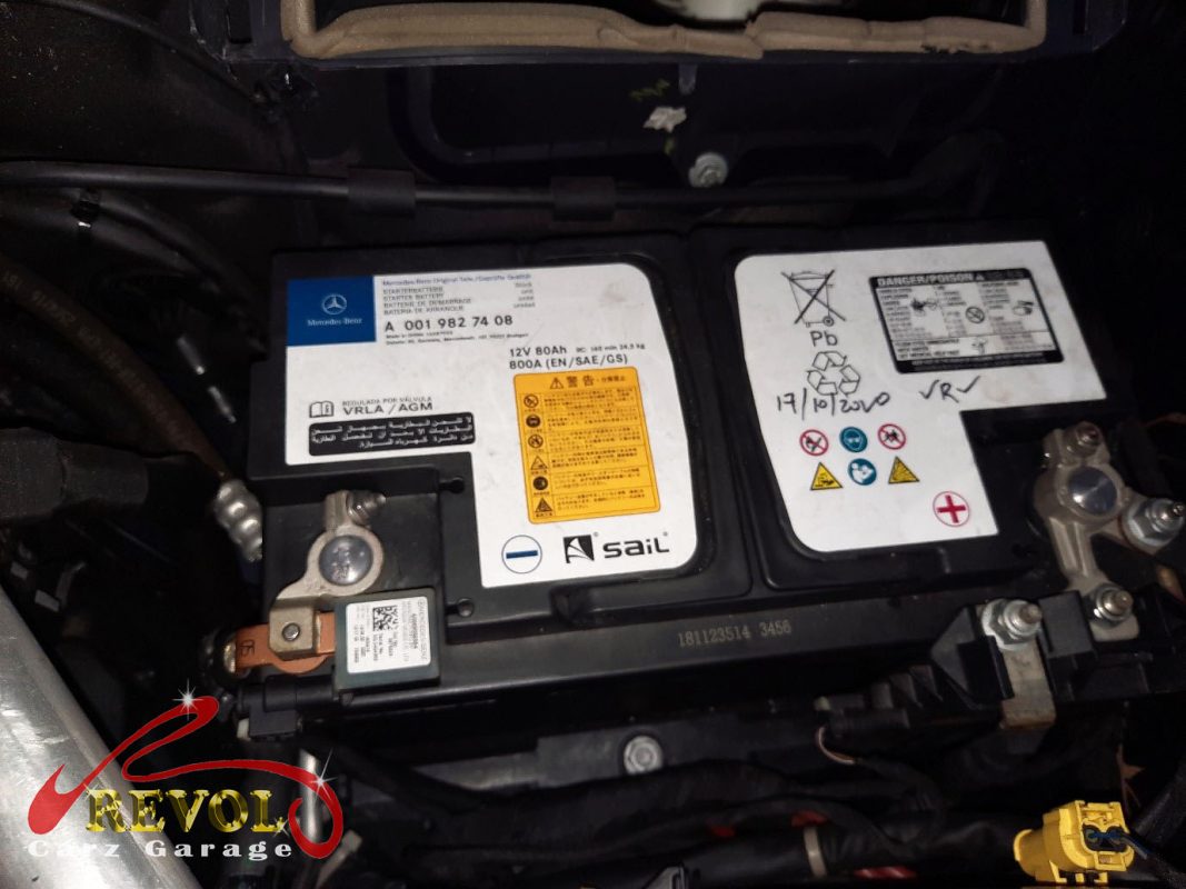 Battery and charging test on the Mercedes-Benz C200 showing the failed battery.