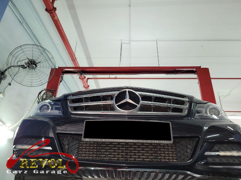 The service scan on the Mercedes-Benz C180 flagging the failing front ABS sensor.