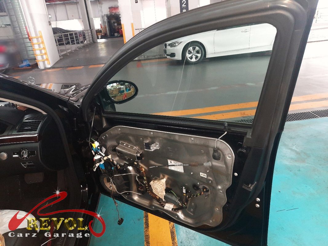 The door card off the Mercedes-Benz S350L showing the failed window motor and regulator.