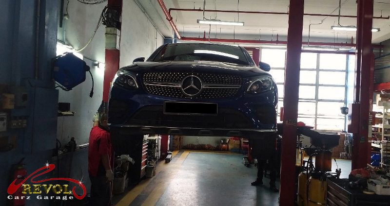 The worn front pads and scored disc on the Mercedes-Benz GLC250.