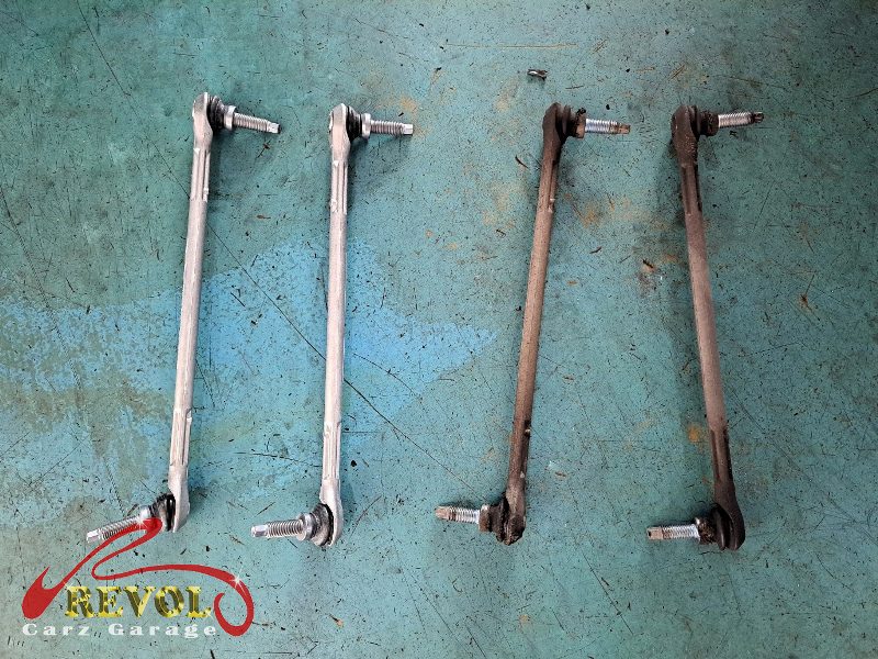 The new pair of genuine Mercedes-spec anti-roll bar links ready to fit.