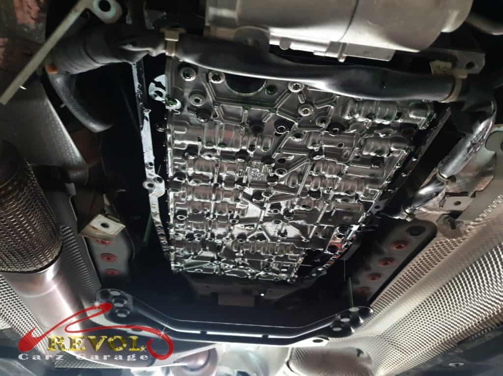 The engine oil drained on the Mercedes-Benz E200 during the Service C.