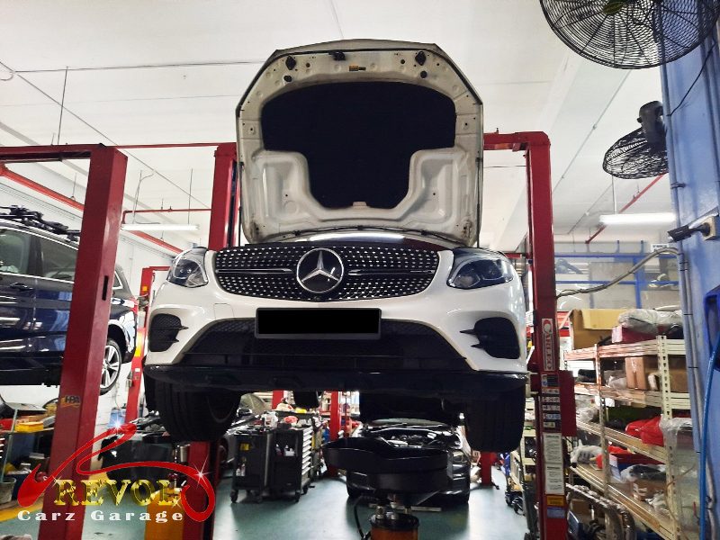 The transmission fluid leak traced to the gearbox pan on the Mercedes-Benz GLC250d.