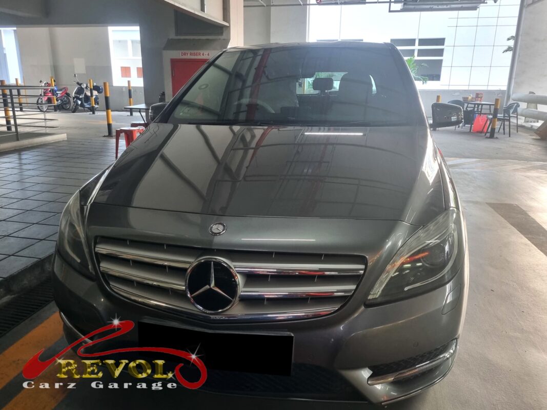 Mercedes-Benz B200 in for diagnosis of a persistent oil pressure warning light.