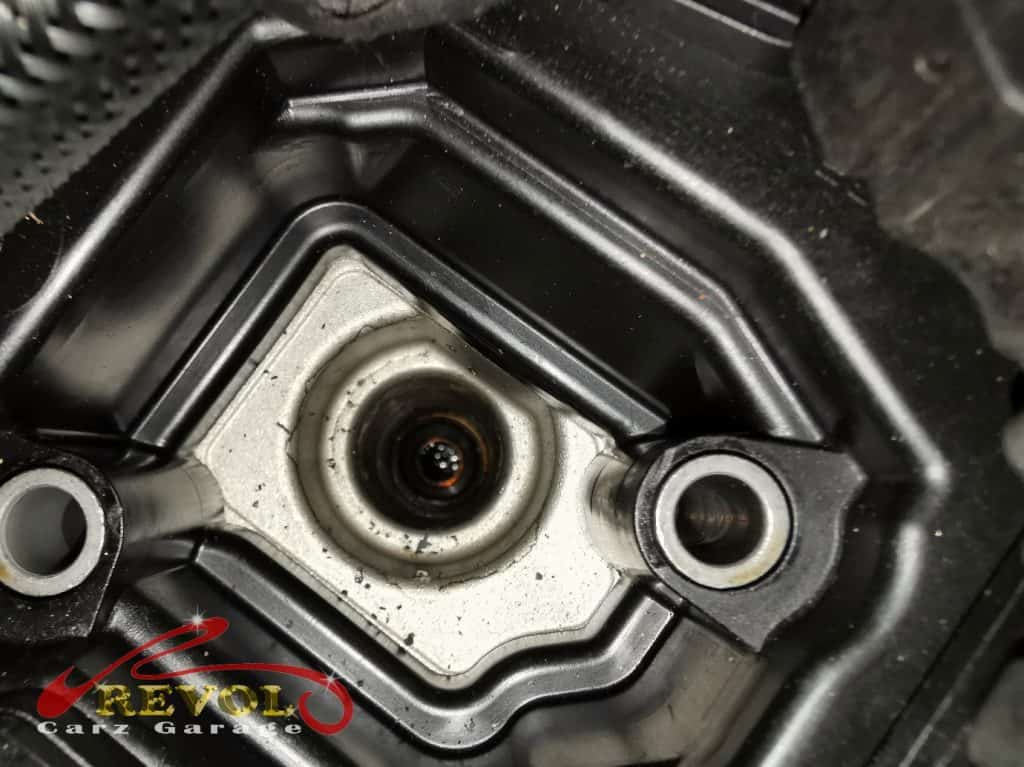 The spark plugs pulled from the Mercedes-Benz E200, contaminated with engine oil.