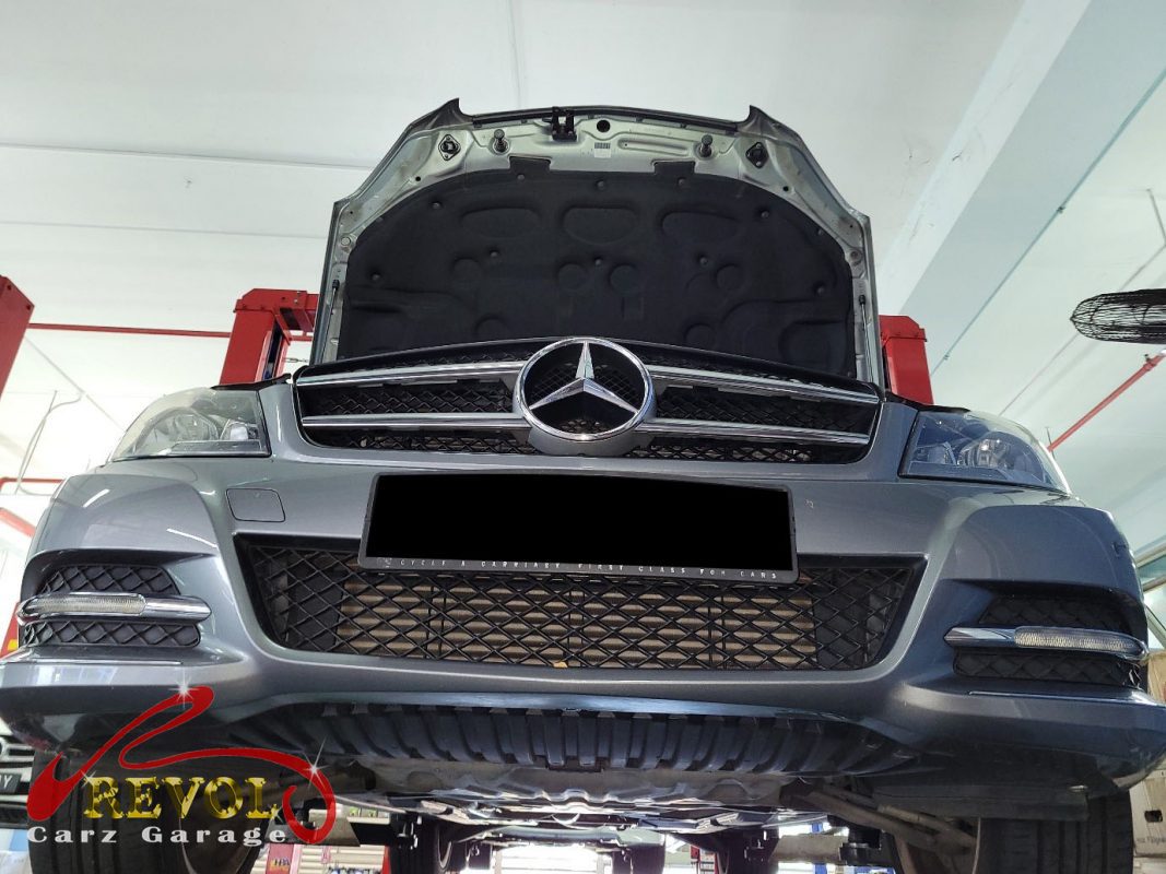 The oil weep traced to the valve cover gasket on the Mercedes-Benz C180.