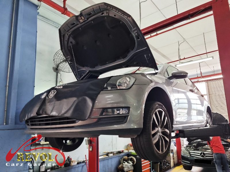 The worn engine mount with cracked and sunken rubber on the Volkswagen Golf.