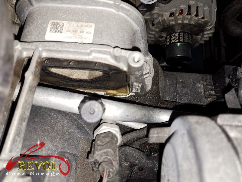 The gearbox mount removed showing the play under load.
