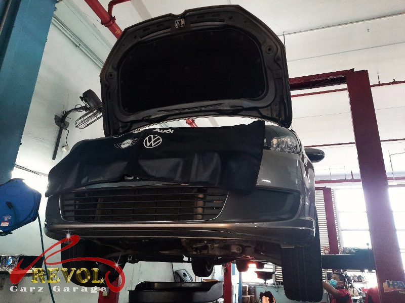Pressure test on the Volkswagen Touran cooling system finding the leak.