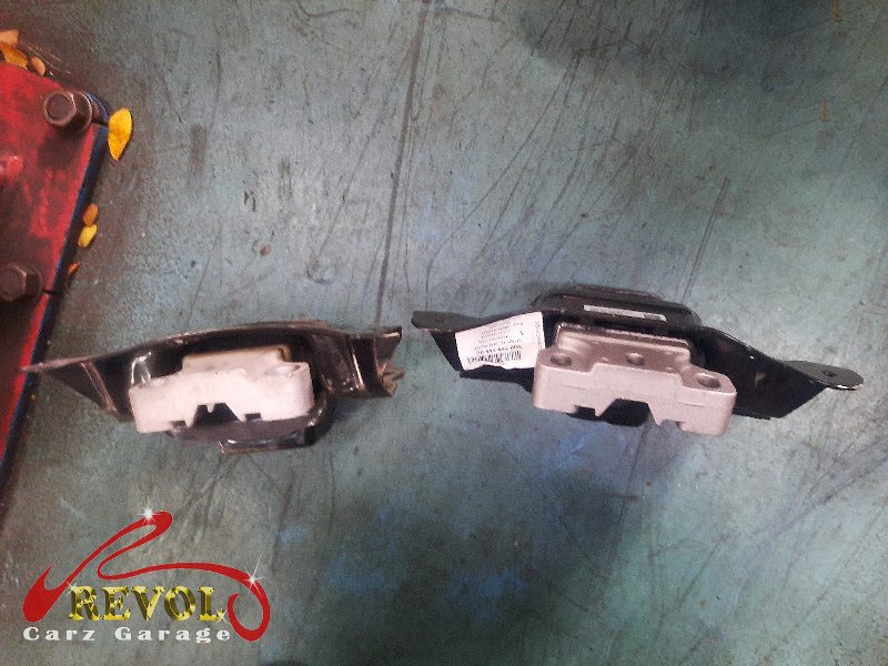 The worn engine mount with cracked rubber and the tired front strut on the Volkswagen Golf.