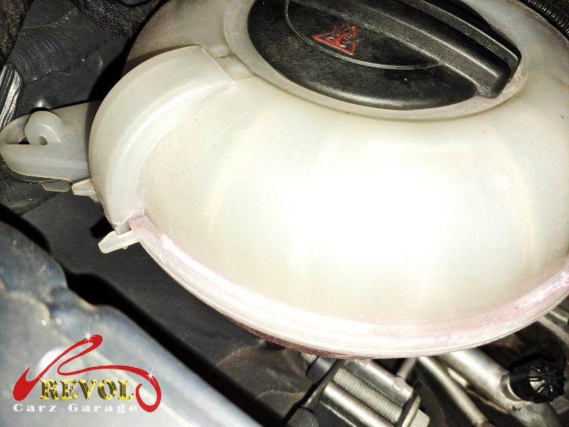 The engine oil and filter changed on the Volkswagen Touran.