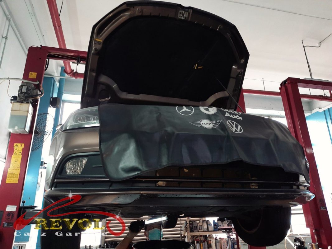 Pressure test on the Volkswagen Jetta cooling system finding the weeping connector.