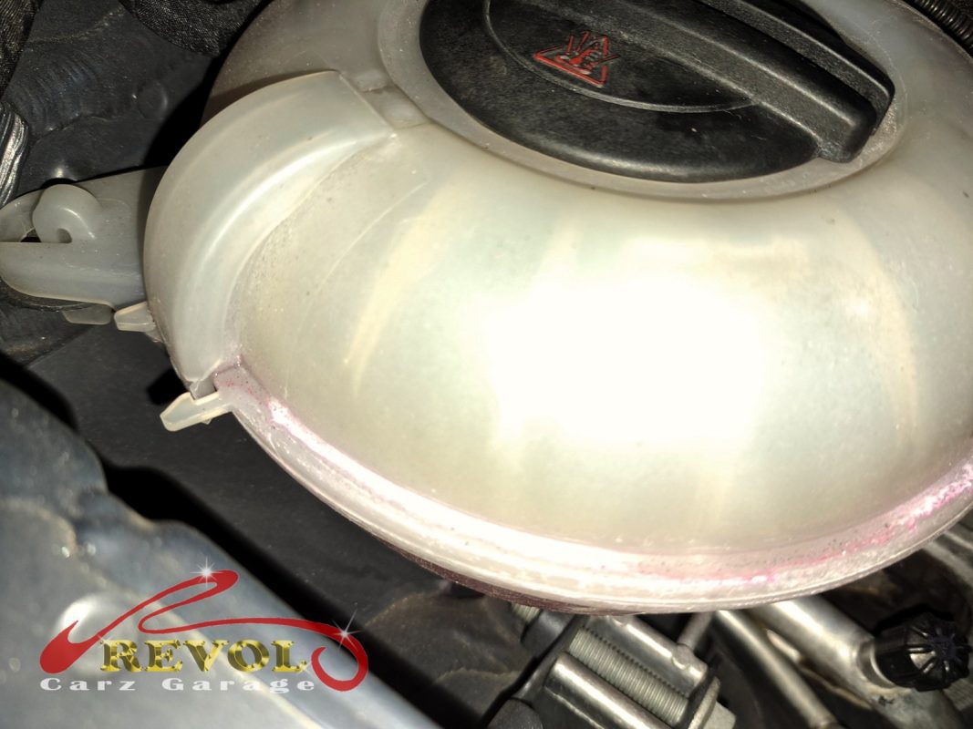 Pressure test on the Volkswagen Touran cooling system finding the leak.