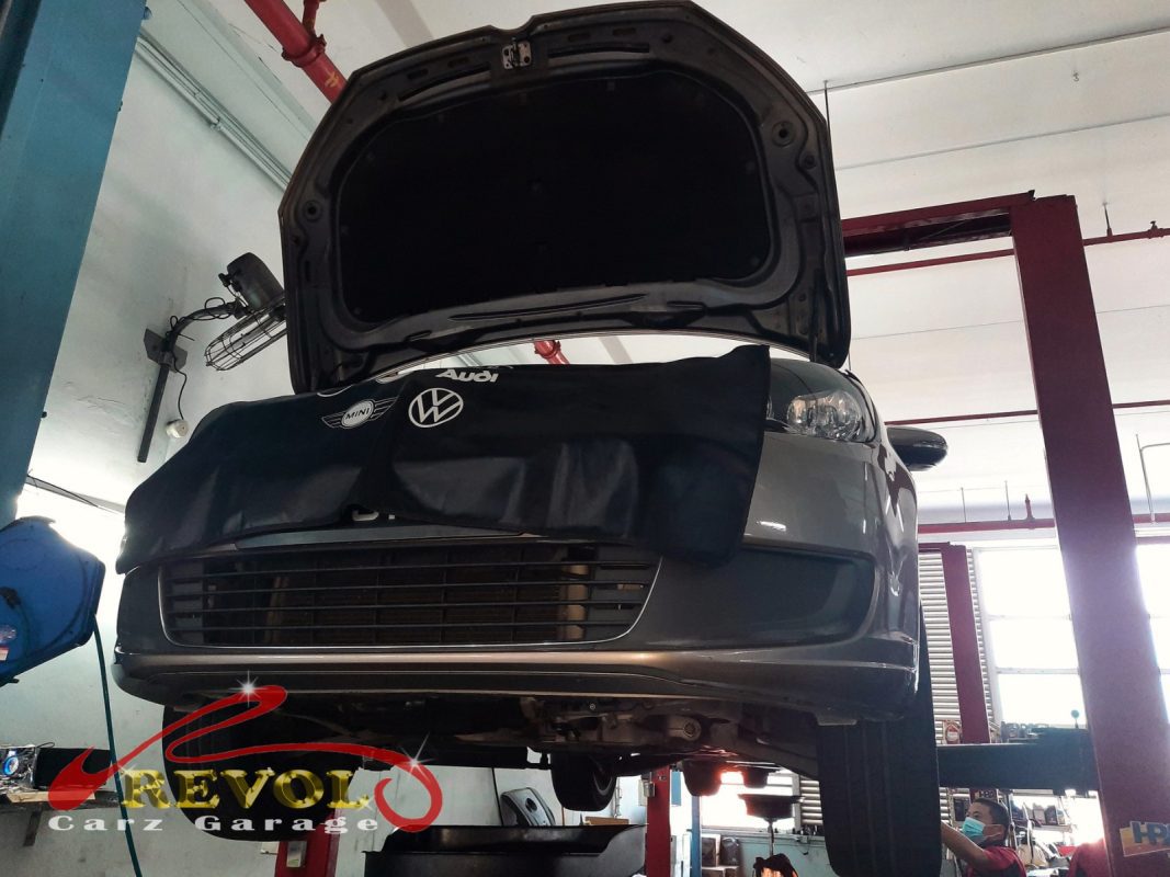 The noisy wheel checked on the lift on the Volkswagen Touran.