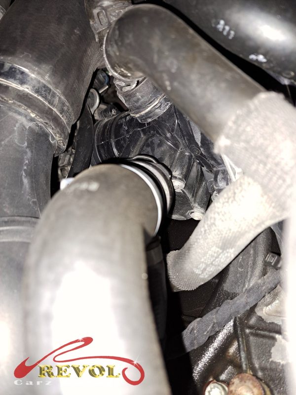 Coolant traces around the water pump on the Touran.