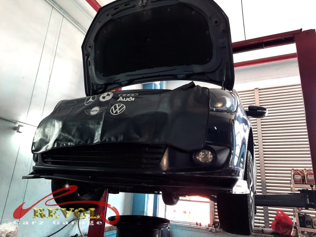 Oil traces around the turbo and its hoses on the Volkswagen Touran.