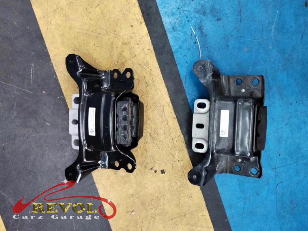 The new VW-spec engine and gearbox mounts and torque link ready to fit.