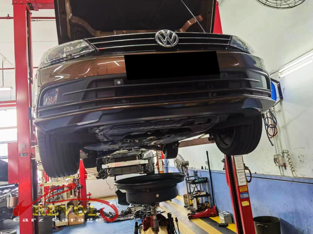 The worn rear shock absorber on the Volkswagen Jetta.