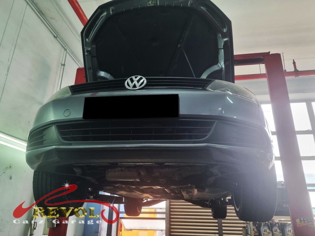 The worn accessory belt routed around the pulleys on the Volkswagen Jetta.