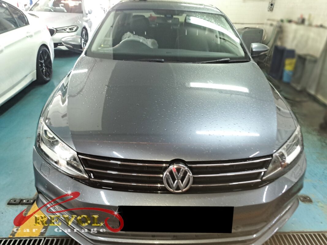 Volkswagen Jetta with the engine bay open for mount replacement.