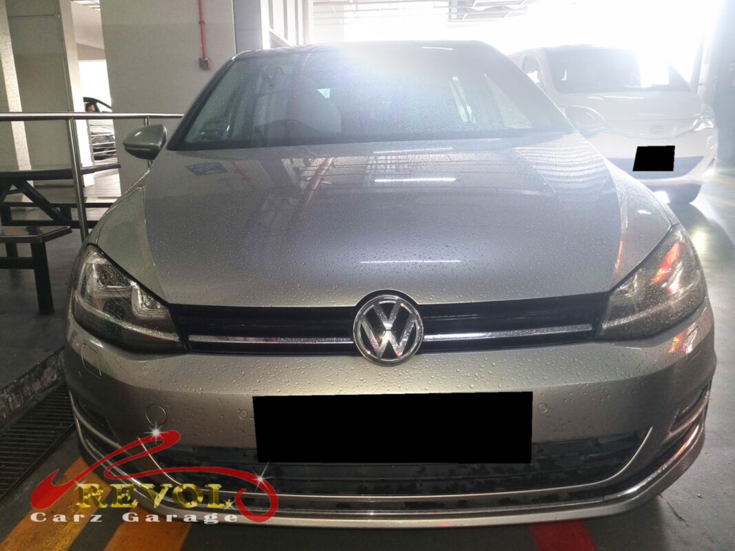 Volkswagen Golf in the workshop for battery replacement.