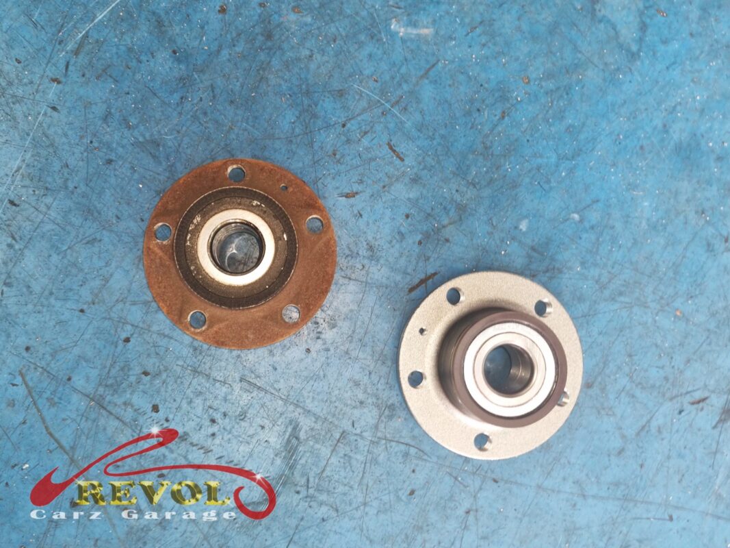 The worn hub bearing assembly (left, rusted) beside the new VAG-spec replacement (right).
