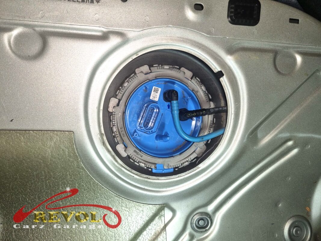 The new fuel pump module fitted and locked back down into the tank.